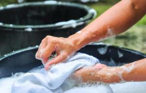 طريقة غسل الملابس يدوياً