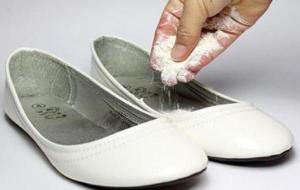 كيفية القضاء على رائحة الحذاء الكريهة