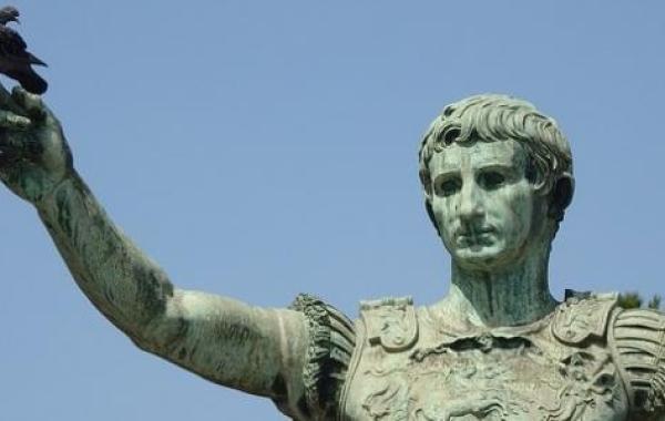 أول إمبراطور لروما