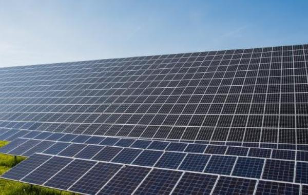 كيفية تحويل الطاقة الشمسية إلى طاقة كهربائية