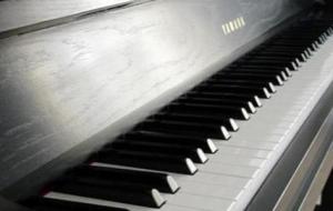 كيف تعزف على البيانو للمبتدئين