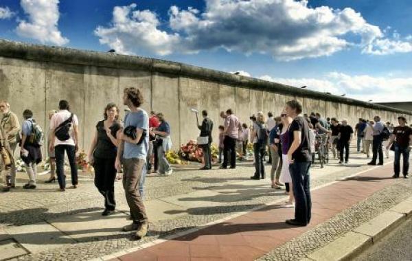 لماذا بني جدار برلين