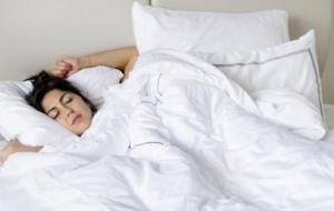 فوائد وأضرار النوم على الظهر
