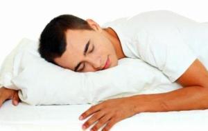 ما هي أضرار النوم على البطن
