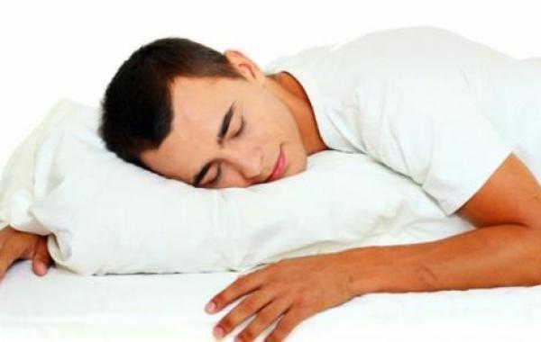ما هي خطورة النوم على البطن