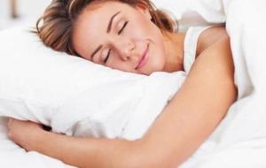 ما هي خطورة النوم على البطن بالنسبة للبنات