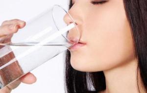 مضار شرب الماء بكثرة أثناء الدورة