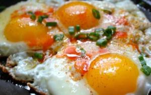 طريقة عمل البيض بالبصل والطماطم