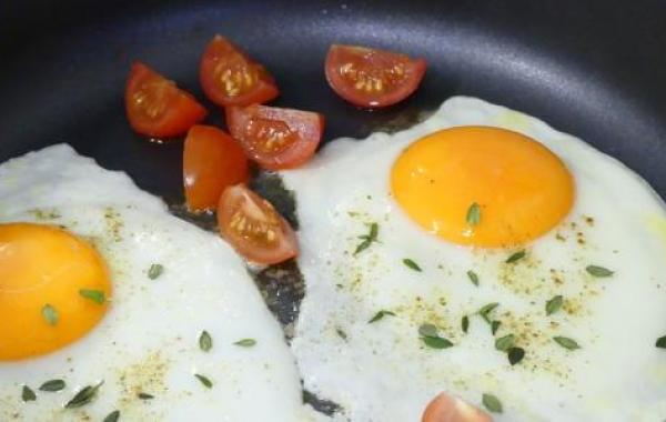 طريقة عمل بيض بالبصل والطماطم