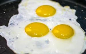 طريقة عمل بيض مقلي لذيذ