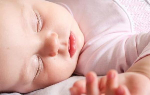 فوائد النوم للطفل