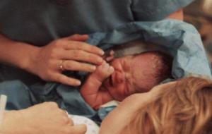 لماذا يبكي الطفل عند ولادته