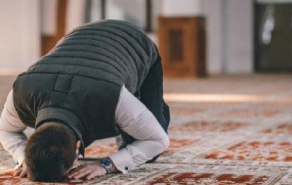حكم الصلاة بالحذاء في المسجد