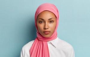 حكم لبس الحجاب دون قناعة