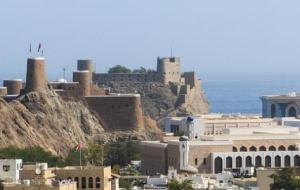 كم عدد البحار التي تطل عليها سلطنة عمان