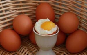 كم السعرات الحرارية في البيض