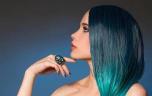 طريقة صبغ الشعر باللون الأزرق