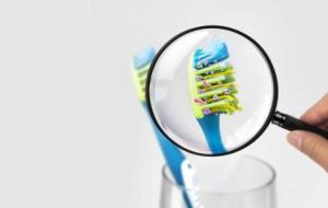 طريقة تنظيف فرشاة الأسنان