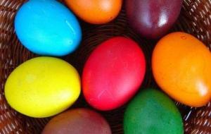 طريقة تلوين البيض بألوان طبيعية