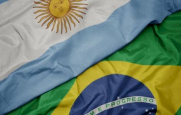 تاريخ مواجهات كرة القدم بين الأرجنتين والبرازيل