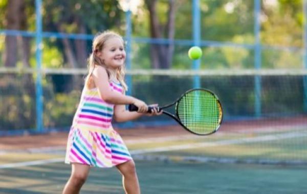 فوائد ممارسة لعبة التنس للأطفال