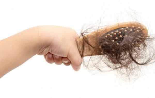ما سبب تساقط الشعر عند الأطفال
