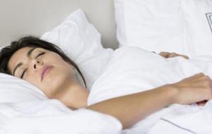 طريقة النوم الصحيحة للحامل في الشهر الثالث
