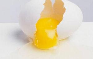 فوائد صفار البيض للوجه الجاف