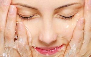 فوائد غسل الوجه بالماء والملح