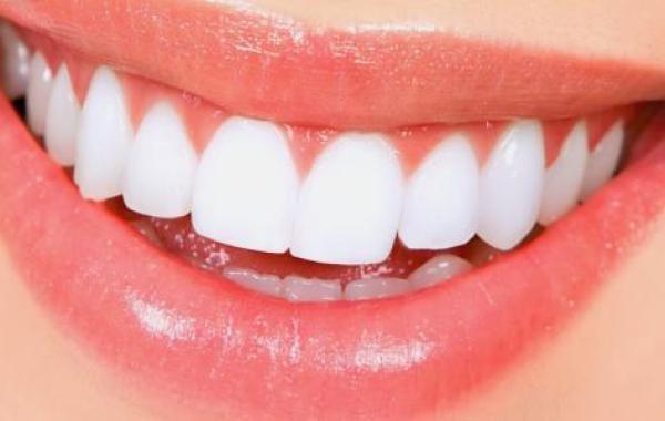 فوائد الخل الأبيض للأسنان
