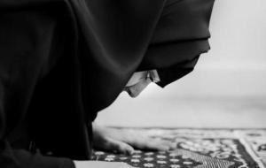 حكم رفع المرأة صوتها في الصلاة