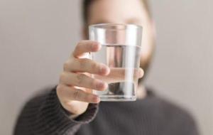 حكم شرب الماء مع الأذان في رمضان