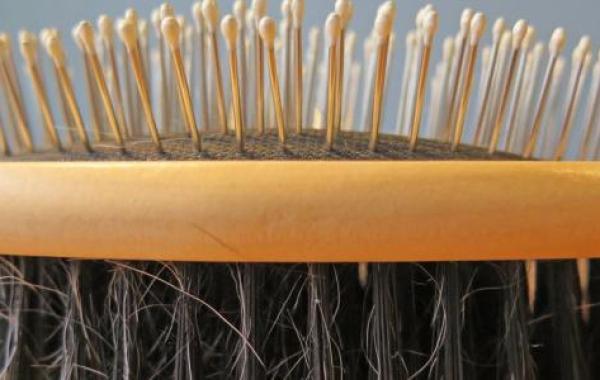 كيفية تنظيف فرشاة الشعر