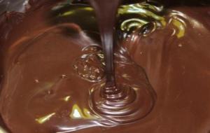 طريقة تذويب الشوكولاتة الخام