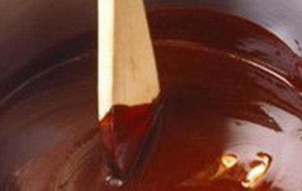 طريقة عمل صلصة الشوكولاتة السائلة