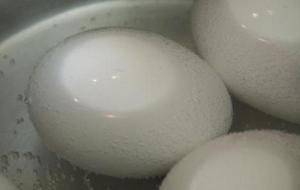 طريقة سلق البيض