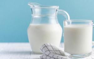 كم يحتوي كوب الحليب من البروتين