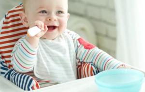 ماذا يأكل طفل الخمس شهور