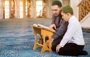 كيف أشجع طفلي على حفظ القرآن