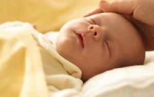 طرق نوم الطفل حديث الولادة