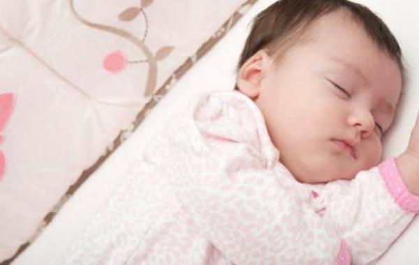 طريقة النوم الصحيحة للطفل حديث الولادة