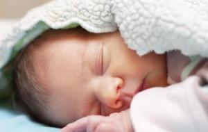 عدد ساعات النوم الطبيعية للطفل الرضيع