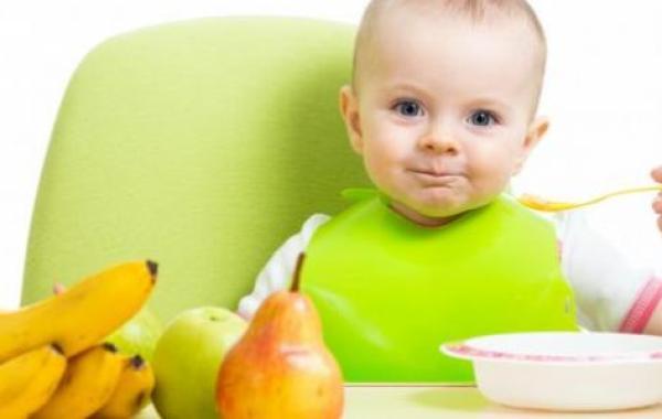 عدد وجبات الرضيع في الشهر السادس