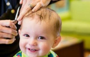 فوائد قص الشعر للأطفال الرضع