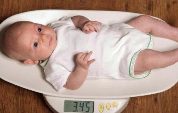 كم وزن الطفل في الشهر الثاني