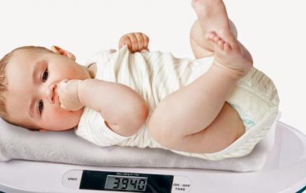 كم وزن الطفل في الشهر الرابع