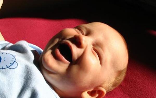 لماذا يضحك الطفل الرضيع