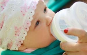 كيف أجعل طفلي يشرب الحليب
