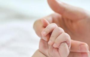 كيفية التعامل مع الطفل حديث الولادة