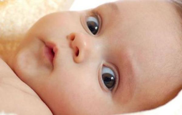 كيف نعرف لون عيون المولود